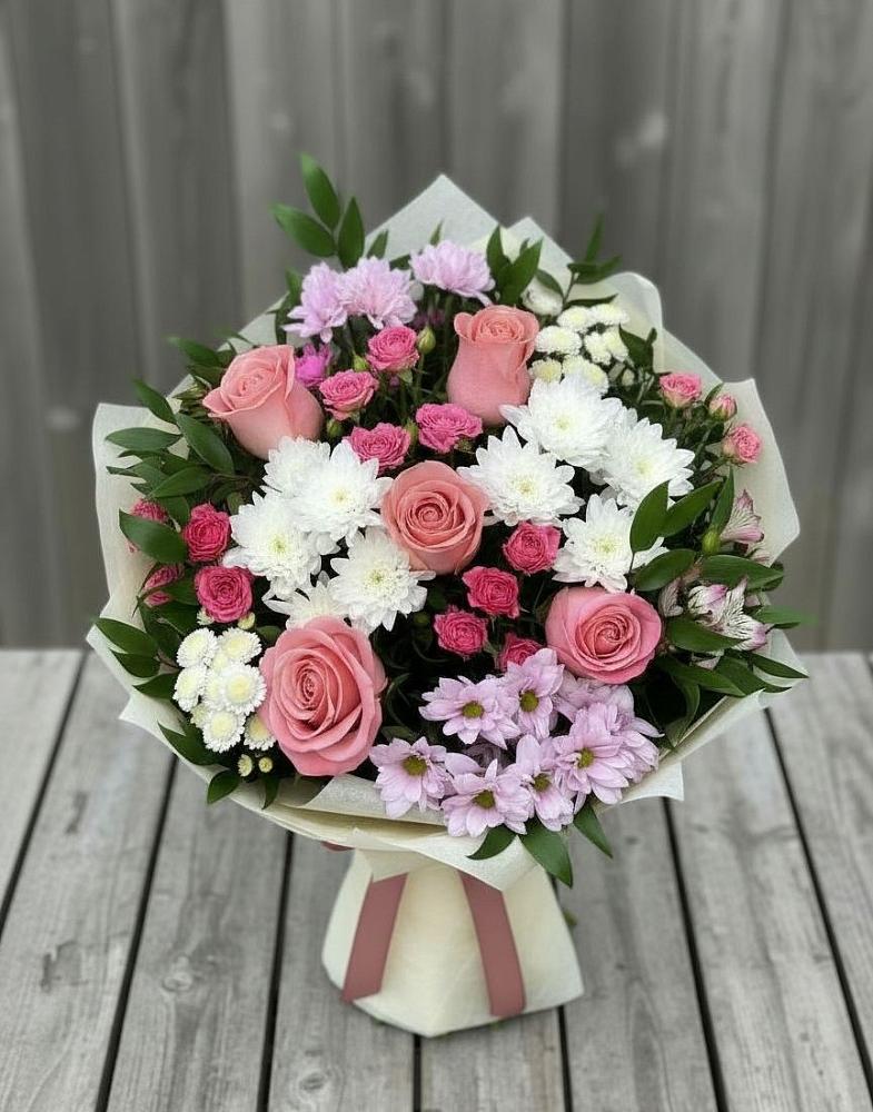 Букет цветов из: Альстромерии, Гвоздики, Розы и Хризантемы в Тюбе