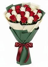 Букет Микс из красных и белых роз в Тюбе