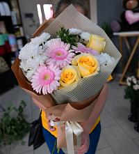 Букет цветов из:  Герберы, Розы и Хризантемы в Тюбе