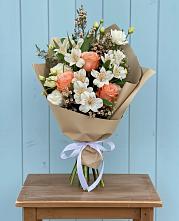 Букет цветов из:  Альстромерии, Лизиантусы, Розы и Хризантемы в Тюбе