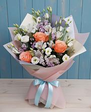 Букет цветов из:  Лизиантусы, Розы, Альстромерии и Гипсофила в Тюбе