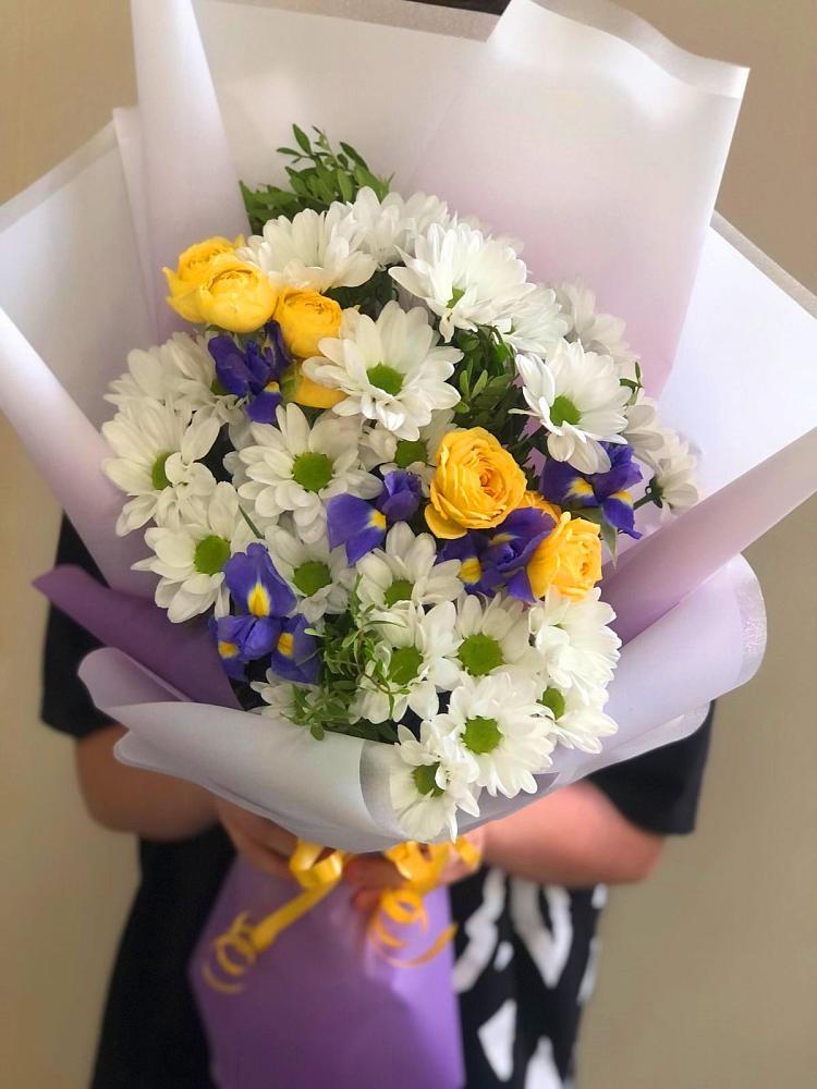 Букет цветов из: Ирисы, Хризантемы и Розы в Тюбе