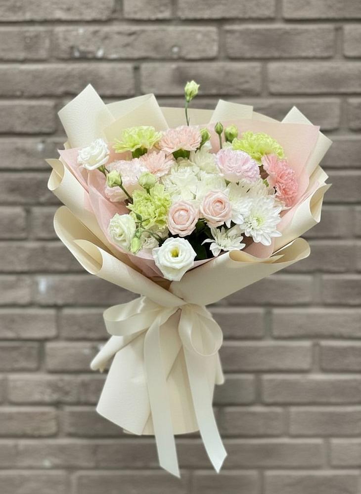 Букет цветов из: Гвоздики, Розы, Лизиантусы и Хризантемы в Тюбе