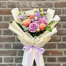 Букет цветов из:  Лизиантусы и Розы в Тюбе