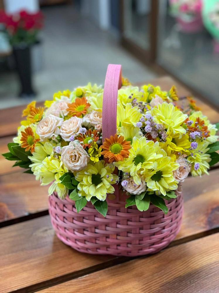 Цветочная композиция из Хризантемы и Розы в корзине в Тюбе