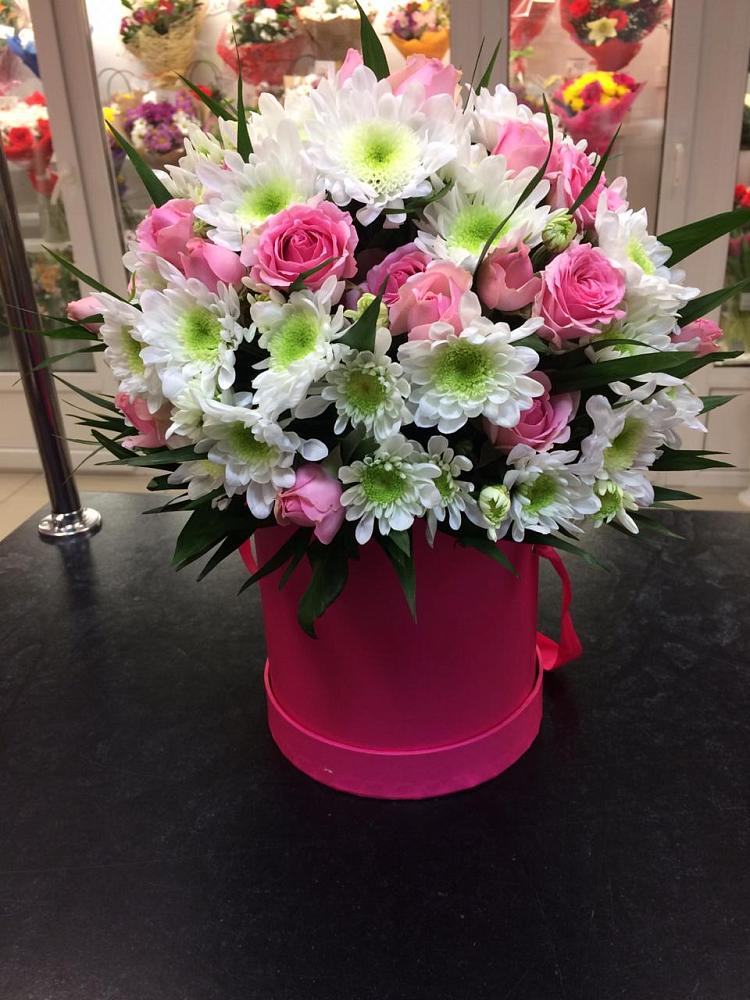 Цветочная композиция из Розы и Хризантемы в шляпной коробке в Тюбе