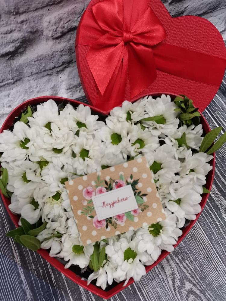 Цветочная композиция из Хризантемы в виде сердца в Тюбе