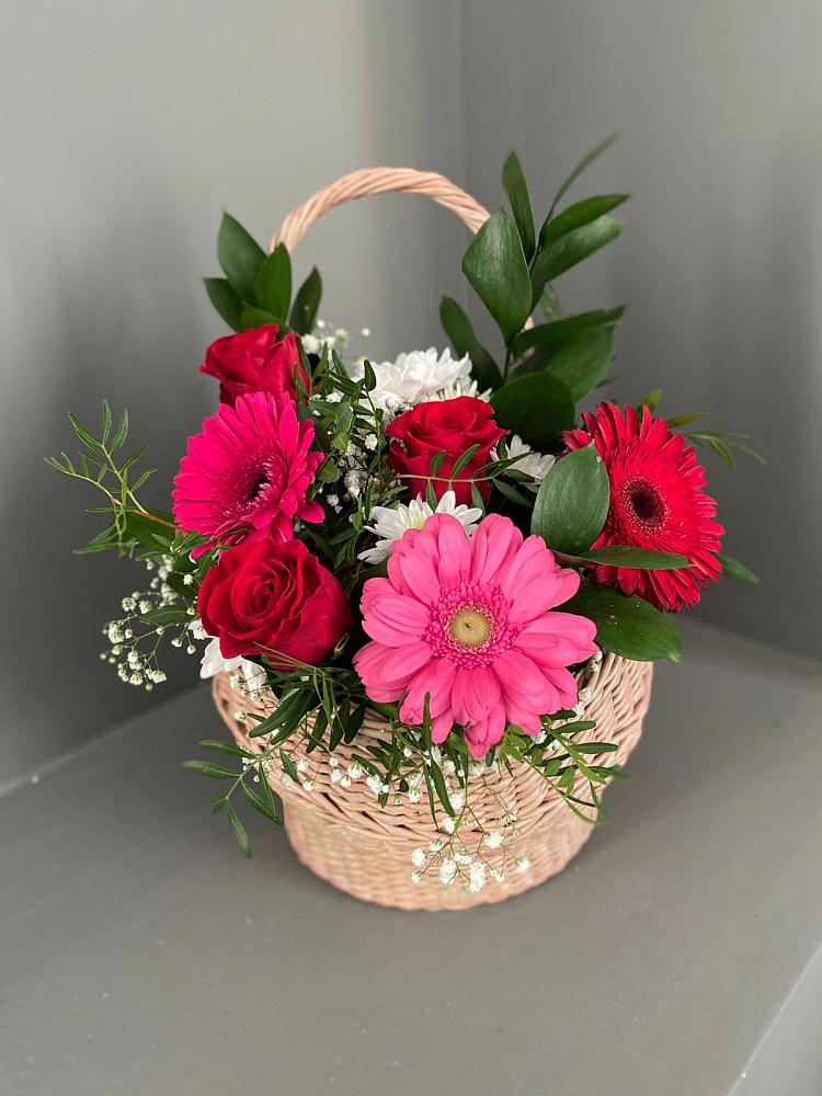 Цветочная композиция из Розы, Хризантемы и Герберы в корзине в Тюбе