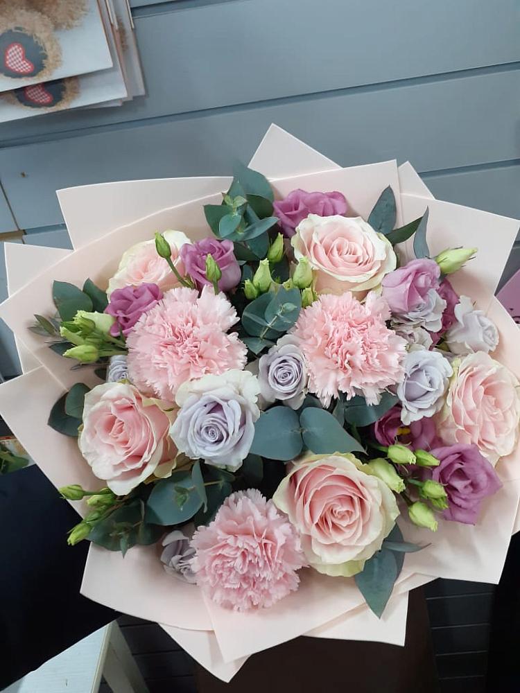 Букет цветов из: Розы, Гвоздики и Лизиантусы в Тюбе